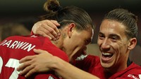 Darwin Nunez merayakan gol dengan Kostas Tsimikas, kembarannya di Liverpool -- berkat gaya rambut serupa. Foto: AFP via Getty Images/NIGEL RODDIS