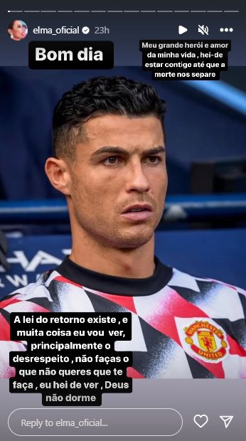 Elma mengunggah foto Ronaldo di Insta Story dan memberi dukungan kepada adiknya itu. Desainer 49 tahun tersebut juga secara tidak langsung menyindir Ten Hag dengan kutipan yang ditulisnya.