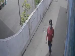 Terekam CCTV! Emak-emak Santuy Curi Puluhan Baju di Polokarto Sukoharjo