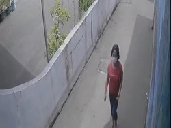 Terekam CCTV! Emak-emak Santuy Curi Puluhan Baju di Polokarto Sukoharjo