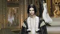 10 Koleksi Busana Dior Spring/Summer 2023, Terinspriasi Ratu Prancis