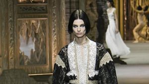 10 Koleksi Busana Dior Spring/Summer 2023, Terinspriasi Ratu Prancis