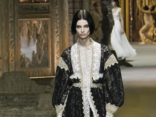 10 Koleksi Busana Dior Spring/Summer 2023, Terinspriasi Ratu Prancis
