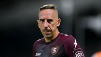 Tengah kiri: Franck Ribery (39 tahun). Keinginan mantan bintang Bayern Munich ini main sampai 40 tahun bersama Salernitana tak terwujud karena cedera. Ribery pensiun Oktober 2022 dan kini jadi konsultan di Salernitana. Foto: NurPhoto via Getty Images/NurPhoto