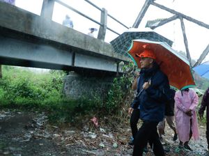 Tinjau Jembatan Rusak di Kendal, Ganjar Pastikan Akan Segera Diperbaiki