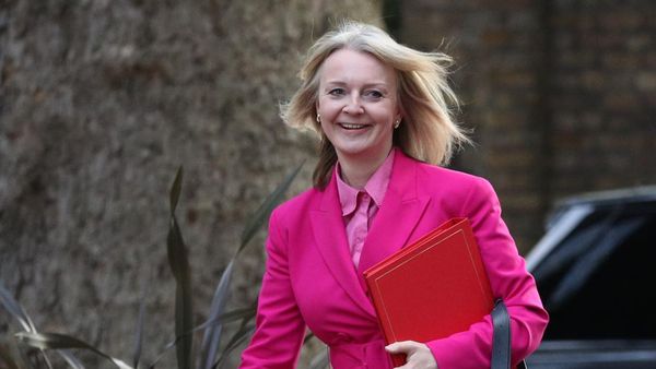 8 Gaya Liz Truss yang Mundur Sebagai PM Inggris, Disebut Mirip Diktator