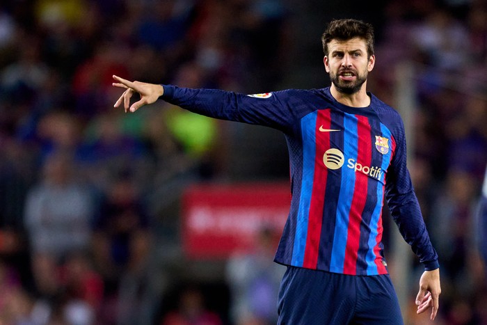 BARCELONA, SPAIN - OCTOBER 20: Gerard Pique of FC Barcelona gives instructions during the LaLiga Santander match between FC Barcelona and Villarreal CF at Spotify Camp Nou on October 20, 2022 in Barcelona, Spain. (Photo by Alex Caparros/Getty Images)