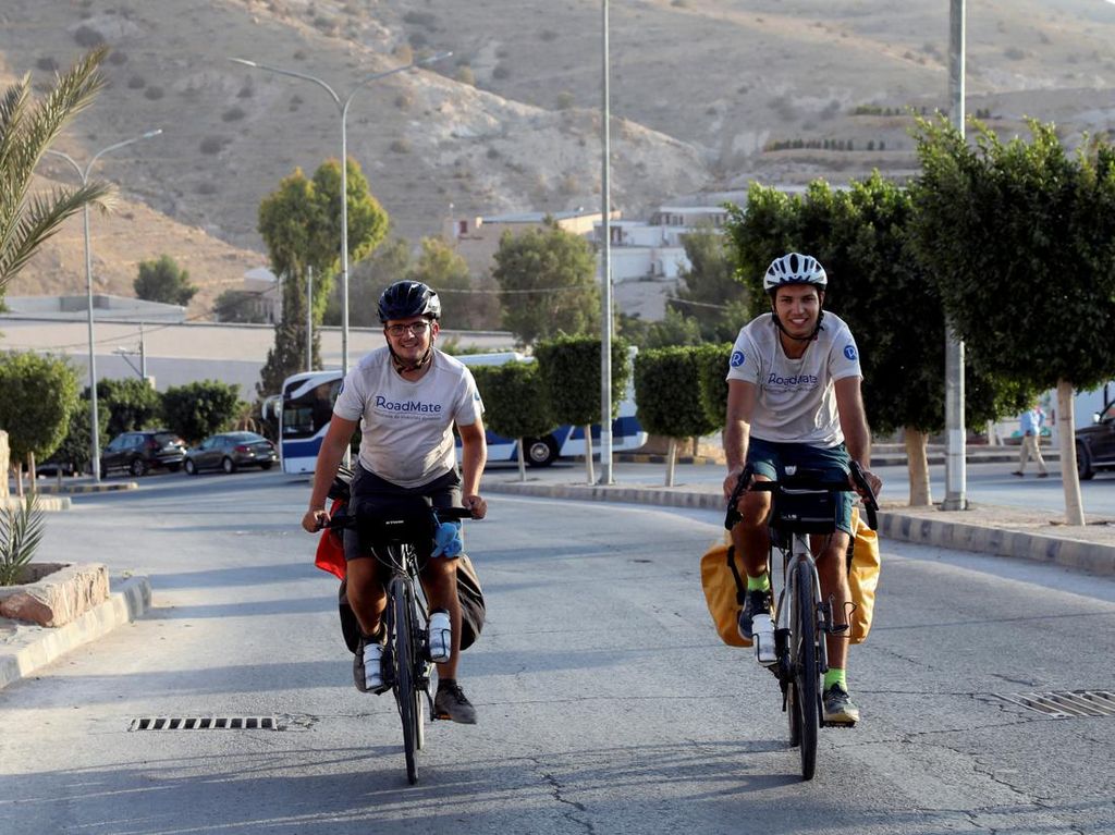 Gokil! Dua Pria Ini Gowes dari Prancis ke Qatar Demi Nonton Piala Dunia Gokil! Dua Pria Ini Gowes dari Prancis ke Qatar Demi Nonton Piala Dunia