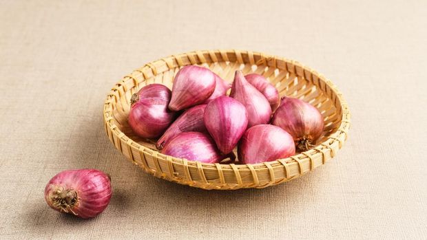 Fresh purple shallots, close up.