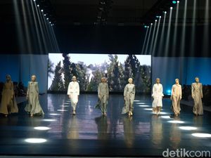 Foto: Desainer Lokal Pamer Koleksi Terbaru di Jakarta Muslim Fashion Week 2023 Foto: Desainer Lokal Pamer Koleksi Terbaru di Jakarta Muslim Fashion Week 2023