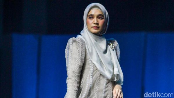10 Koleksi Busana Muslim Khanaan di Jakarta Muslim Fashion Week 2023