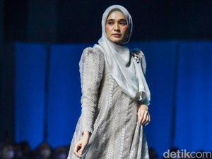10 Koleksi Busana Muslim Khanaan di Jakarta Muslim Fashion Week 2023