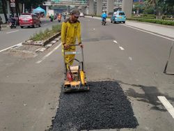 Pemprov DKI Perbaiki Jalan yang Berlubang di Rasuna Said Jaksel