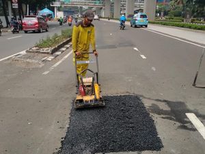Pemprov DKI Perbaiki Jalan yang Berlubang di Rasuna Said Jaksel