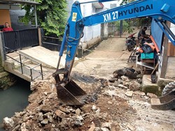 Sempat Kebanjiran, Warga Pondok Bambu Minta Jembatan Rumah Ini Digempur