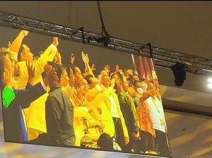 Terkejutnya Jokowi Lihat Luhut Berjas Kuning di HUT Golkar Terkejutnya Jokowi Lihat Luhut Berjas Kuning di HUT Golkar