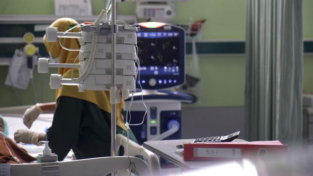 Dokter mengecek kondisi pasien anak penderita gagal ginjal akut di ruang Pediatrik Intensive Care Unit (PICU) Rumah Sakit Umum Daerah Zainal Abidin, Banda Aceh, Aceh, Jumat (21/10/2022). Dinas Kesehatan provinsi Aceh menyatakan sejak Juni hingga 20 Oktober 2022 tercatat sebanyak 31 anak menderita gagal ginjal, 20 orang anak di antaranya meninggal dunia,  sisanya dalam perawatan dan selain beberapa anak sudah dipulangkan.ANTARA FOTO/Ampelsa/hp.