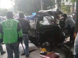 Mobil Pikap Tabrak Pejalan Kaki dan Pohon di Jalan Aria Surialaga Bogor