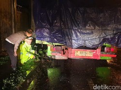 Pemotor Tewas Usai Senggol Truk Parkir-Tabrak Pintu Pabrik di Mojokerto