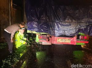 Pemotor Tewas Usai Senggol Truk Parkir-Tabrak Pintu Pabrik di Mojokerto Pemotor Tewas Usai Senggol Truk Parkir-Tabrak Pintu Pabrik di Mojokerto