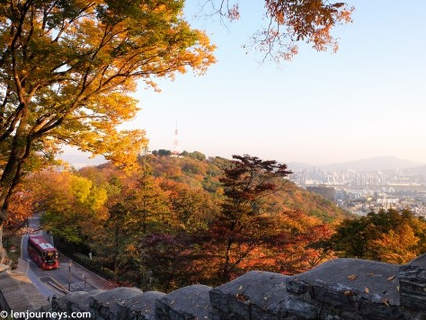 Namsan tower menjadi lokasi wajib dikunjungi, apalagi ketika musim gugur.