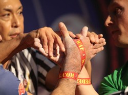 Duh! Tiga Atlet Ini Rebutan Pamer Bendera di Podium