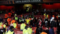 Suporter PSV Eindhoven yang melawat ke kandang Arsenal melakukan tindak tak terpuji dengan merusak sarana Stadion Emirates. (Reuters/Matthew Childs)  