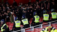Seusai laga, sempat terjadi rusuh suporter di tribune stadion. (Reuters/Matthew Childs)  
