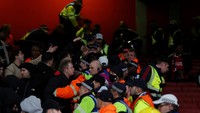 Sebagaimana dilansir dari laman Footbal London, para suporter PSV yang datang ke Emirates membuat keributan setelah laga rampung digelar. (Reuters/Matthew Childs)  