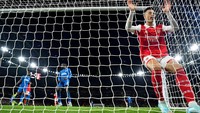 Pemain Arsenal, Gabriel Martinelli, terlihat di gawang saat pertandingan Grup A Arsenal v PSV Eindhoven di Stadion Emirates, London, Inggris, Jumat (21/10/2022) dini hari waktu setempat. (Reuters/Dylan Martinez)  