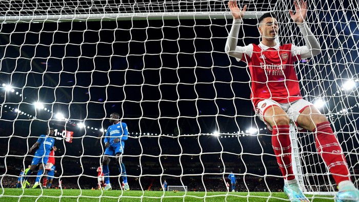Kemenangan Arsenal di Grup A Liga Eropa Diwarnai Kerusuhan Suporter Pemain Arsenal, Gabriel Martinelli, terlihat di gawang saat pertandingan Grup A Arsenal v PSV Eindhoven di Stadion Emirates, London, Inggris, Jumat (21/10/2022) dini hari waktu setempat. Reuters/Dylan Martinez