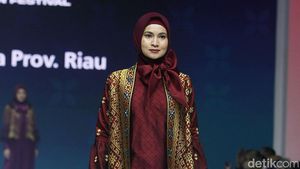 Foto: 8 Koleksi Busana Muslim Tuty Adib Angkat Kain Songket Riau