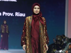 Foto: 8 Koleksi Busana Muslim Tuty Adib Angkat Kain Songket Riau Foto: 8 Koleksi Busana Muslim Tuty Adib Angkat Kain Songket Riau