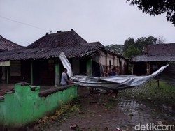 Ngerinya Puting Beliung di Karanganyar, Atap Pabrik Terbang Ratusan Meter