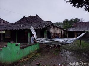 Ngerinya Puting Beliung di Karanganyar, Atap Pabrik Terbang Ratusan Meter Ngerinya Puting Beliung di Karanganyar, Atap Pabrik Terbang Ratusan Meter