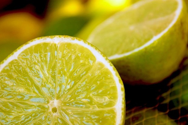 Perasan lemon dapat mengatasi kutu rambut.