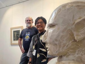 Konjen RI di Perth Apresiasi Pameran My Shadows Keep Paul Trinidad