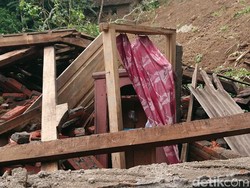 Detik-detik Mencekam Saat Longsor Terjang 4 Rumah di Trenggalek