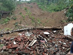 Longsor Terjang 4 Rumah di Trenggalek, Dua Rata Tertimbun Tanah