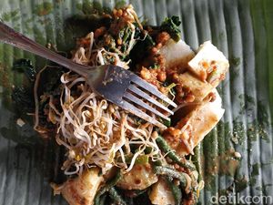 Lontong Pecel Khas Pacitan, Pedas Gurihnya Bikin Nagih