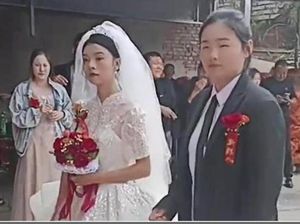 Adik Perempuan Gantikan Mempelai Pria di Pelaminan, Viral Pakai Jas Pria Adik Perempuan Gantikan Mempelai Pria di Pelaminan, Viral Pakai Jas Pria