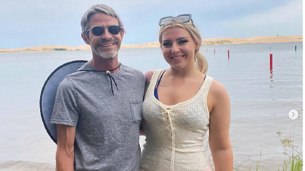 Foto: Pria 54 Tahun Pacari Wanita Usia 22, Malah Dikira Kakek Pacarnya