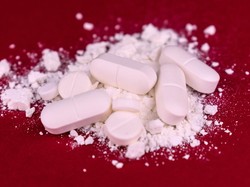 Obat Sirup Disetop Sementara, Amankah Anak Minum Tablet Digerus?