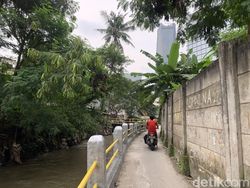 Pagar Kali di Mampang Jaksel Rampung Diperbaiki, Warga Merasa Aman