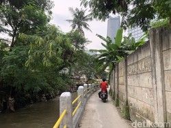 Pagar Kali di Mampang Jaksel Rampung Diperbaiki, Warga Merasa Aman