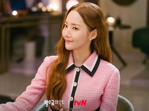 Park Min Young berperan sebagai Choi Sang Eun di Love In Contract. Penampilan perdananya, Park memakai tweed crop jacket dan mini skirt berwarna pink dari Miu Miu. Harga satu set outfit ini mencapai Rp 69 juta loh! Foto : instagram.com/tvn_drama