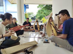 5 Alat Musik Petik Indonesia Meriahkan Festival Batara Endah Sora Lebak 5 Alat Musik Petik Indonesia Meriahkan Festival Batara Endah Sora Lebak