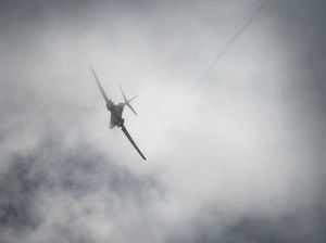 Pengebom Supersonik B-1 Jatuh di AS, 4 Awak Selamat Lontarkan Diri Pengebom Supersonik B-1 Jatuh di AS, 4 Awak Selamat Lontarkan Diri