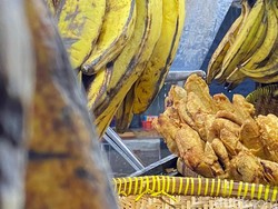 Mantul! Pisang Goreng Jumbo di Bandung Ini Laris 2 Ton Sebulan
