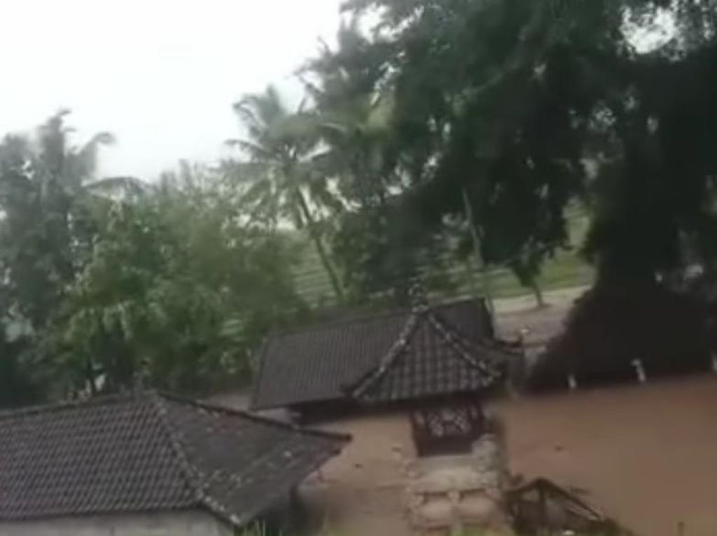 Pura Bersejarah juga Jadi Korban Banjir Bandang Bali